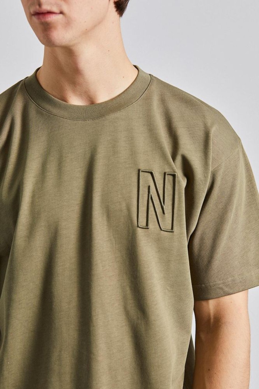 Herre Norse Projects T-Skjorter | Simon Loose Organic Heavy Jersey N Logo T-Shirt Sediment Green