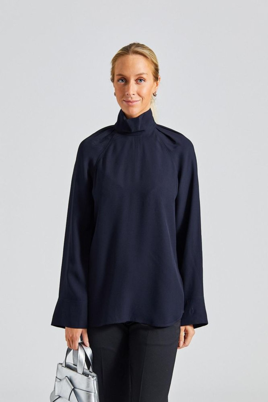 Dame Toteme Skjorter Og Bluser | High-Neck Crepe Blouse Navy