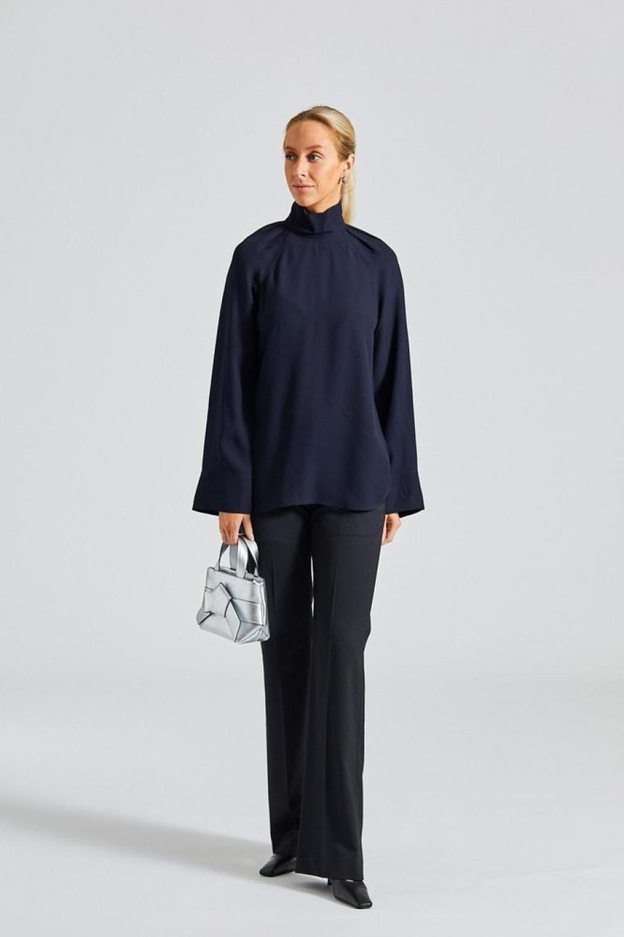 Dame Toteme Skjorter Og Bluser | High-Neck Crepe Blouse Navy