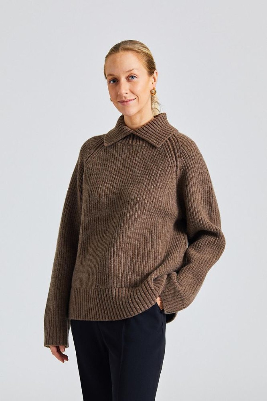 Dame Holzweiler Gensere | Furu Slit Sweater Brown