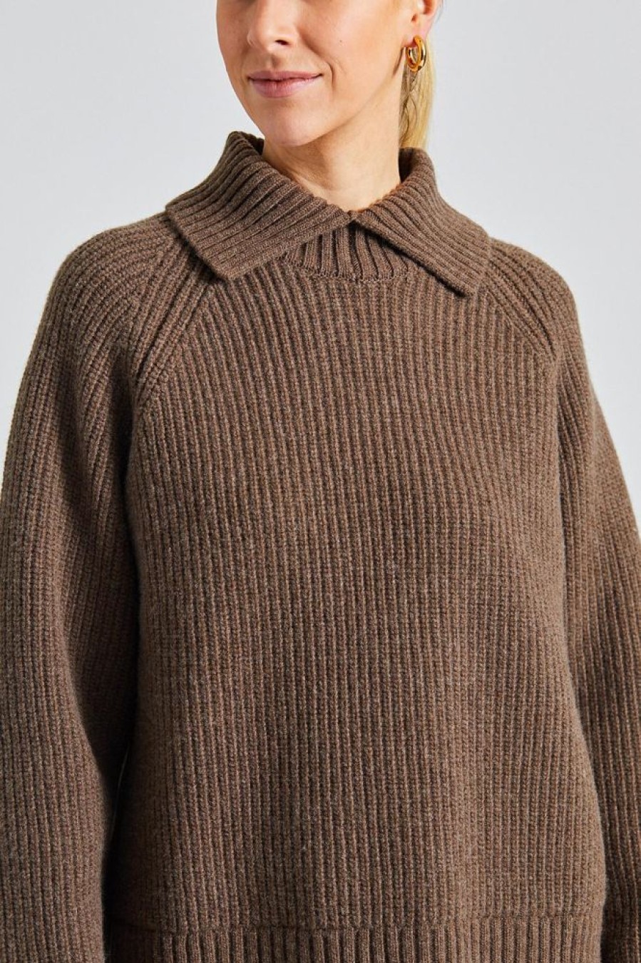 Dame Holzweiler Gensere | Furu Slit Sweater Brown