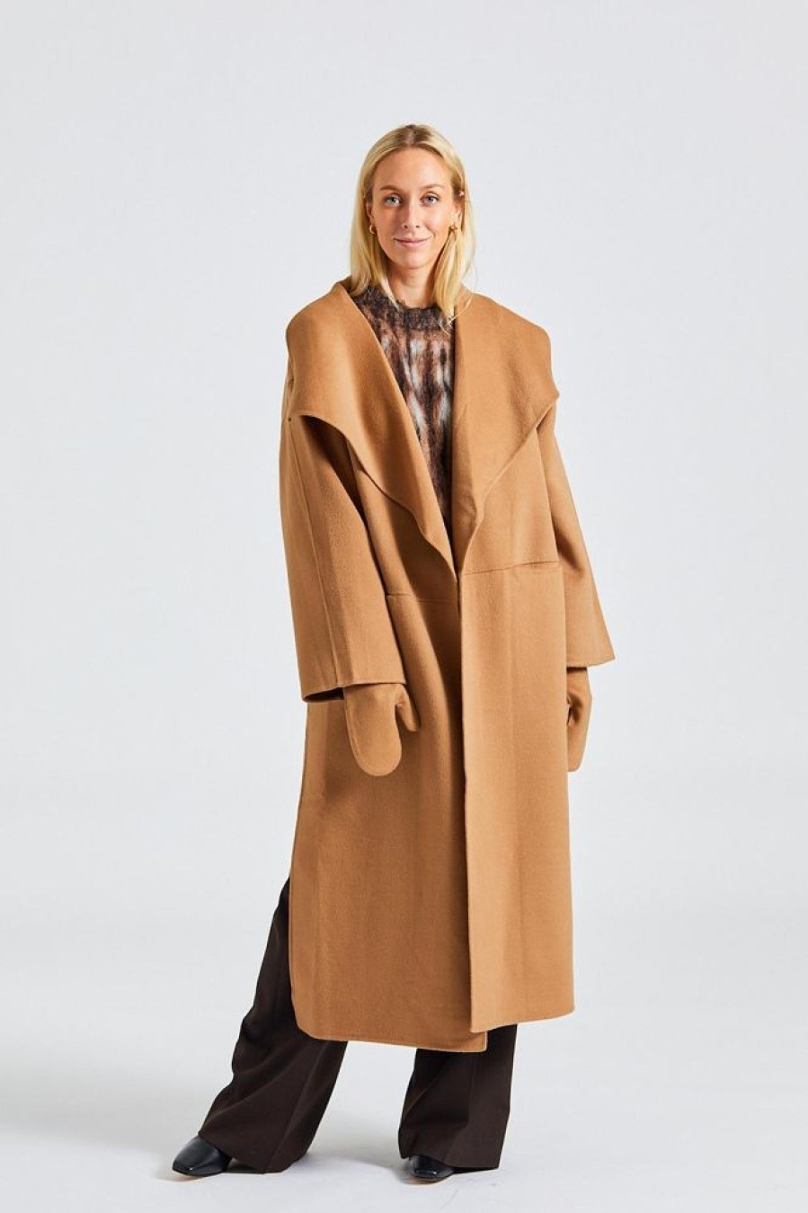 Dame Toteme Kaper | Signature Wool Cashmere Coat Camel