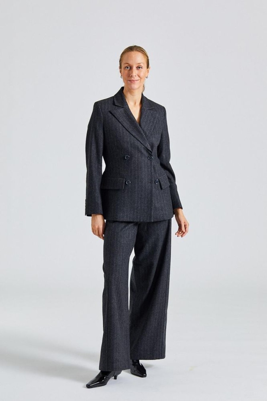 Dame Julie Josephine Bukser | Eileen Grey Stripe